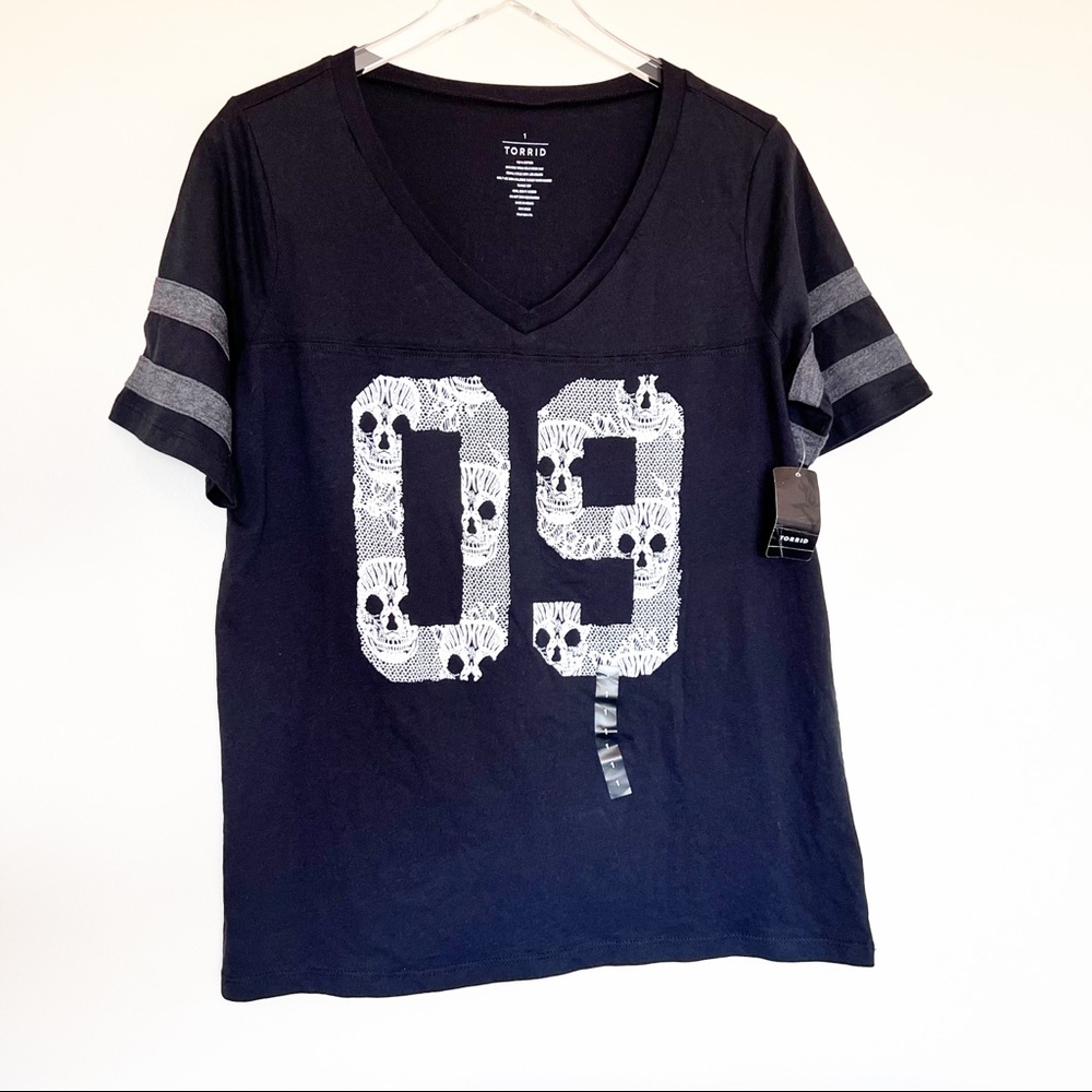 Torrid - Skulls with Lace football Tee - Size 1